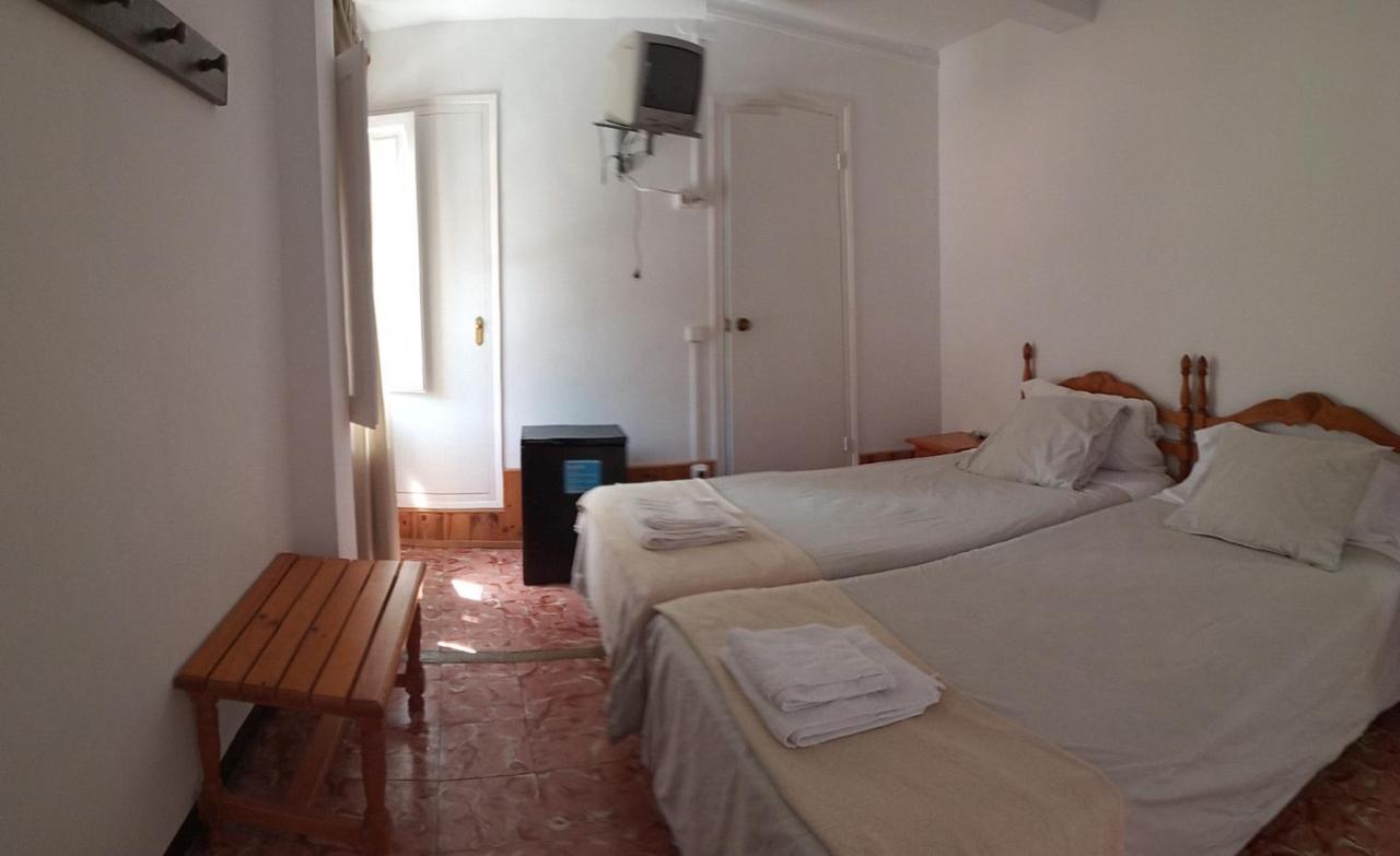 Hostal Fonda Cerdanya La Pobla de Lillet Bagian luar foto